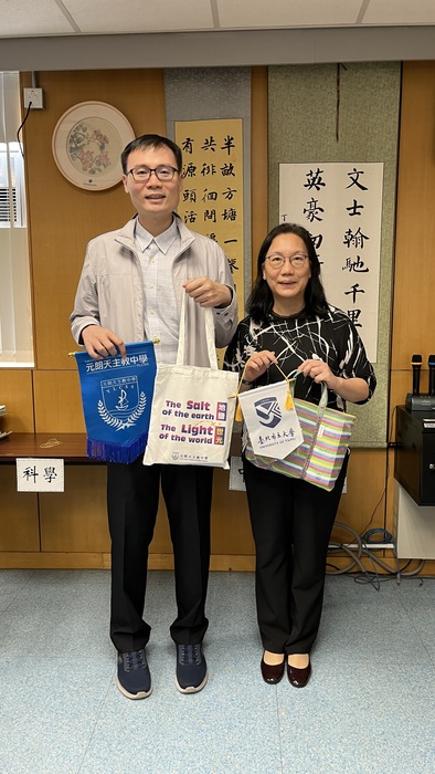 致贈紀念品予當地中學師長圖片
