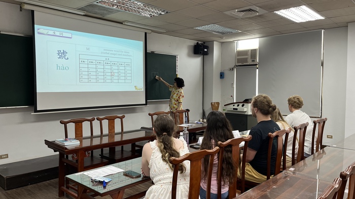 【中文聊天室】113-2學期 美國組 成果圖片