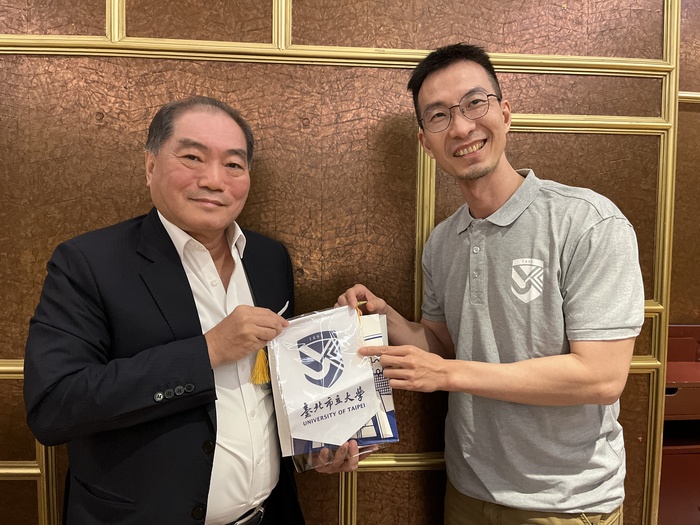 胡志明市辦事處教育組陳和賢組長與本校莊武龍組長合影圖片