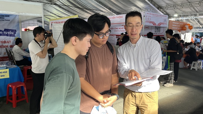 越南胡志明市高中學生展現對本校高度興趣圖片