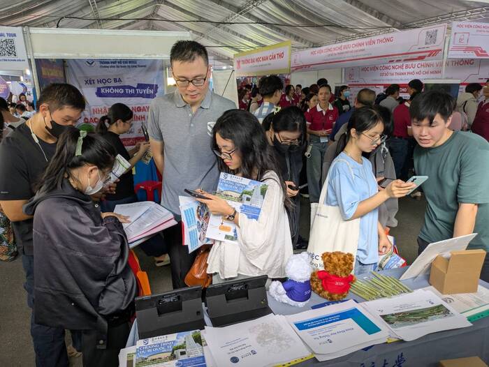 越南胡志明市高中學生至本校攤位參觀圖片