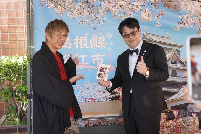 「路上詩人」石田皓太贈送「緣結」御朱印予邱英浩校長圖片