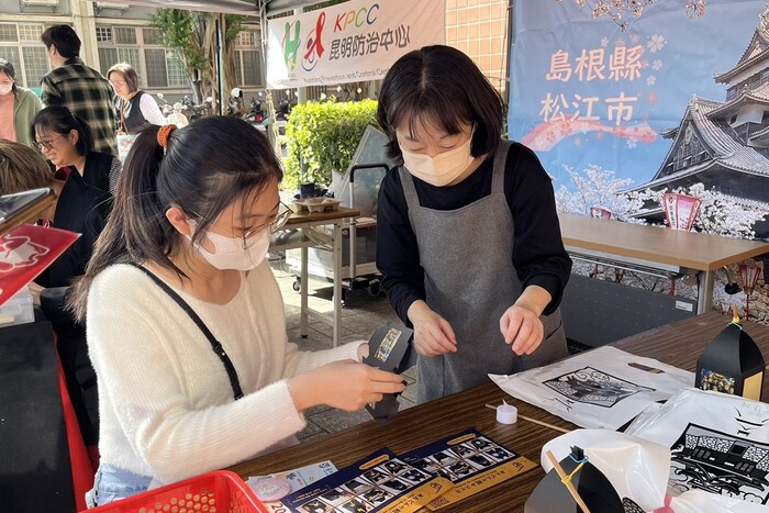 同學認真製作松江特色水燈圖片