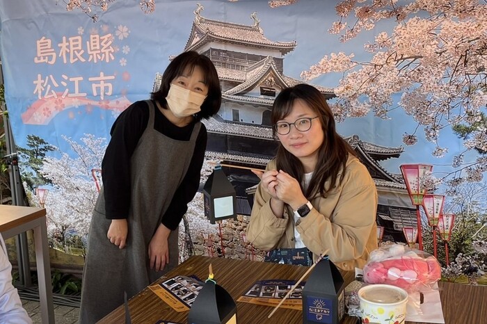 同學和松江市人員開心合影圖片