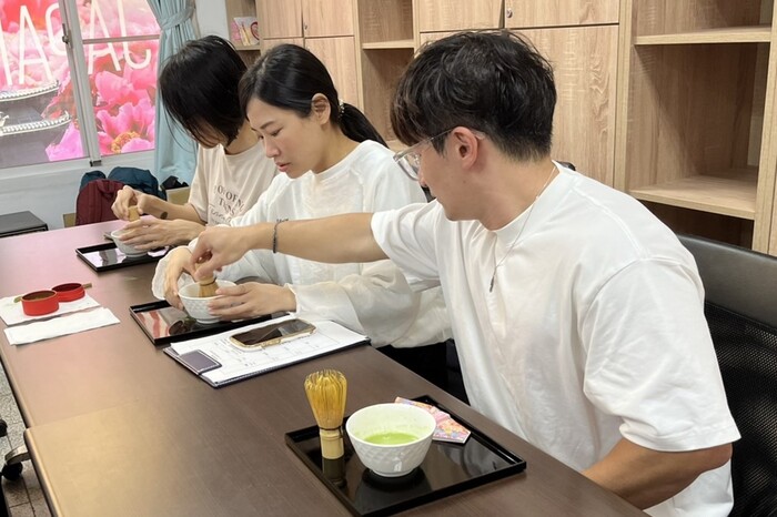 師生努力將抹茶打發出氣泡，散發濃厚香氣圖片