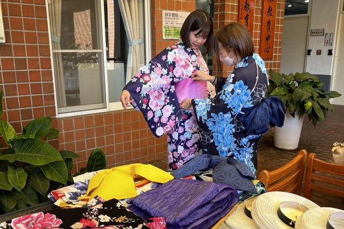 松江市人員親切替同學穿上浴衣圖片