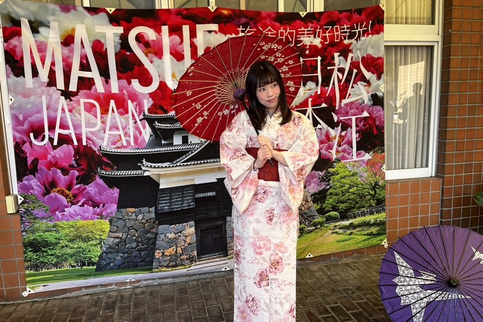 在松江市大圖背景前合影，彷彿漫步城下町圖片