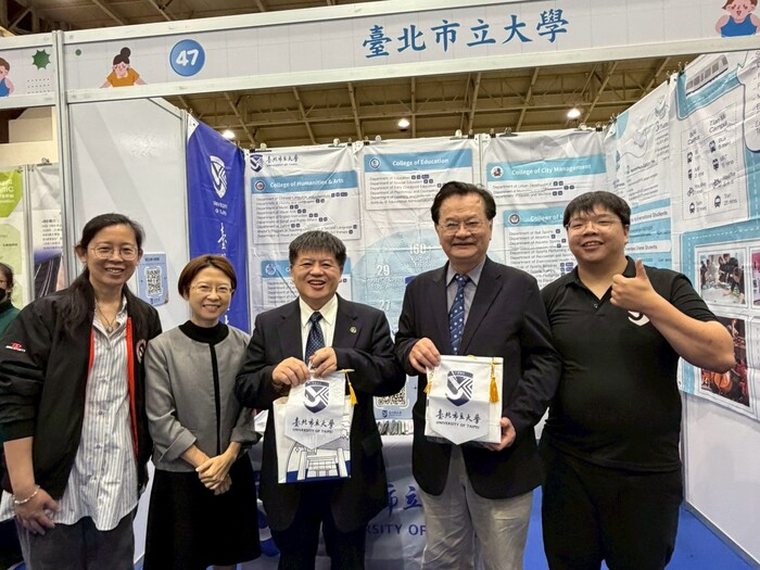 僑先部林振興主任及海聯會蘇玉龍主委至本校攤位合影圖片