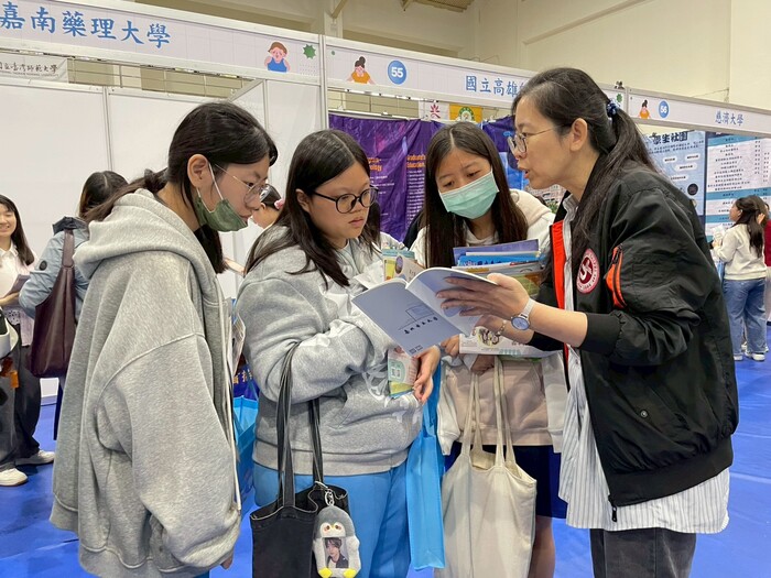 蔣禮芸組長與學生分享科系資訊圖片