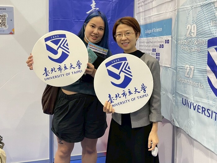 紀雅真主任與即將進入音樂系的新生合影圖片