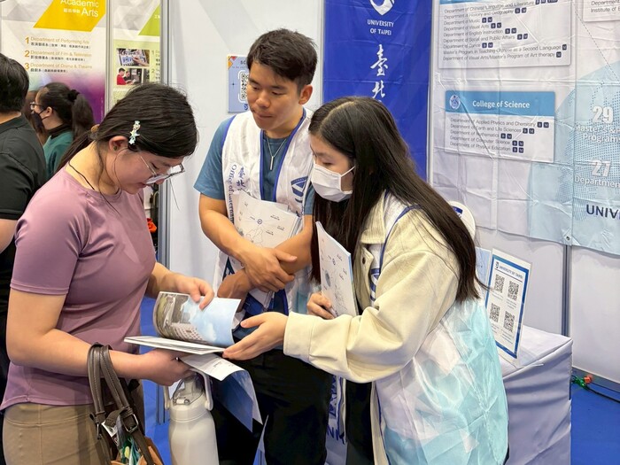 學生講解員與學弟妹用母語介紹北市大資訊圖片