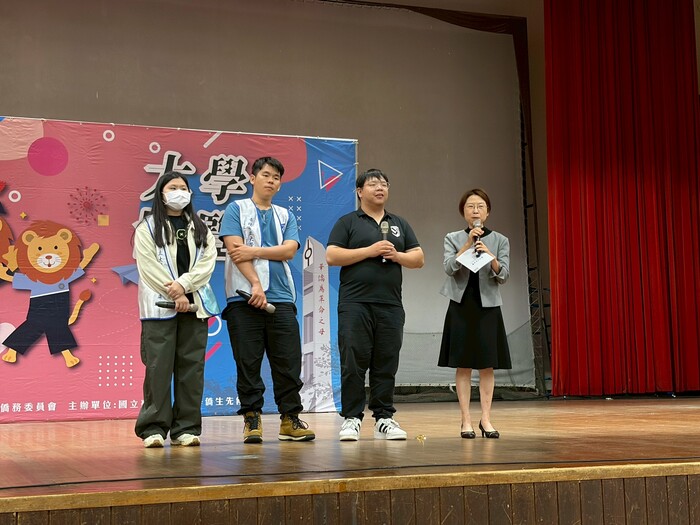 紀雅真主任於台上分享本校環境及留臺就業措施圖片