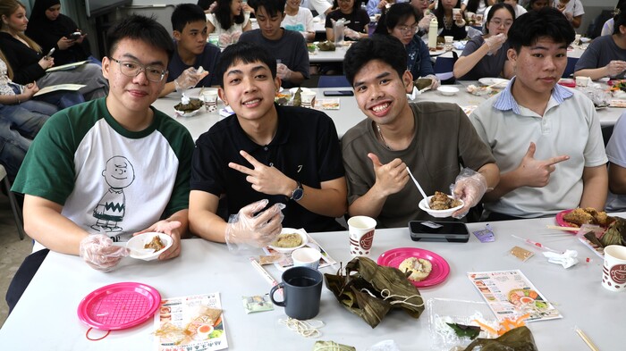 國際專修部學生開心享用臺灣肉粽圖片