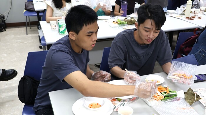 學生體驗越南春捲手作，趣味無窮圖片