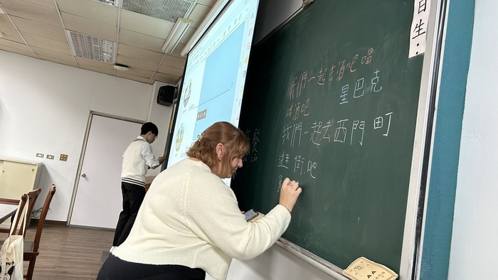 【中文聊天室】113-1學期 法國組 成果圖片