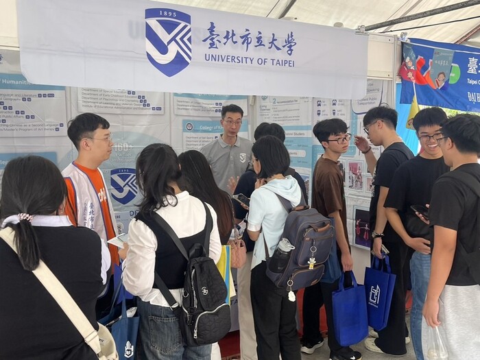 莊武龍組長解答學生諮詢事項圖片