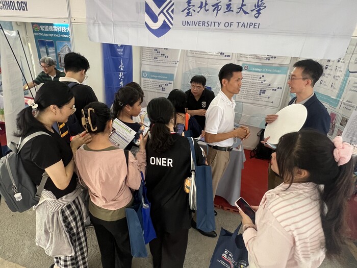 劉德曜職員解答學生諮詢事項圖片