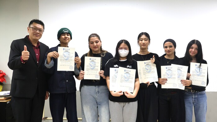 頒發交換學生證明及華語課程證明圖片