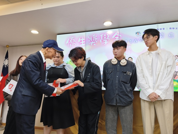 【國際處公告】恭喜運動健康學系盧伂頤、教育學系王大宇同學獲得114年度財團法人僑聯文教基金會獎項 114th Annual Award from the Overseas Chinese Education and Culture Foundation圖片