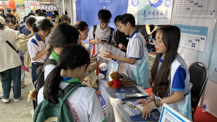 越南當地學生踴躍至本校攤位諮詢圖片