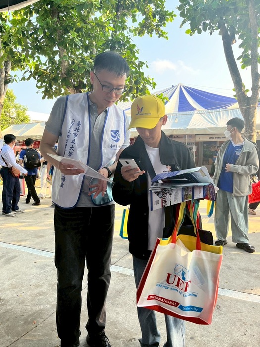 劉學陽專任助理積極宣傳本校國際生學制圖片