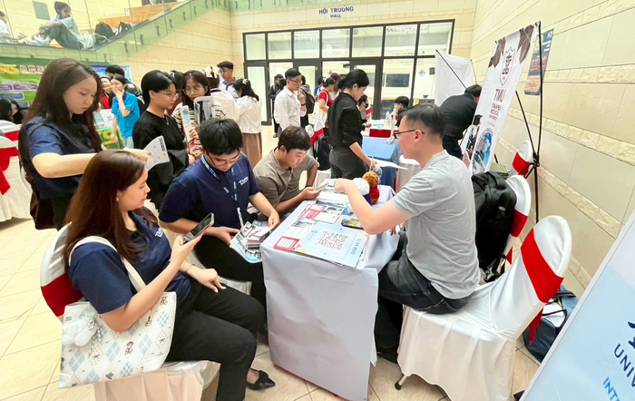 學生踴躍至本校攤位諮詢新型專班圖片