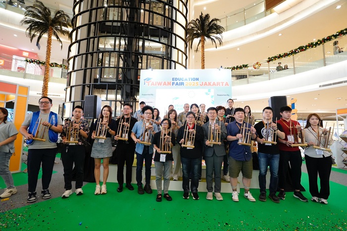 主辦單位贈送印尼特色樂器圖片