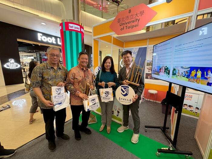 本校與僑務組、台貿中心及主辦單位合影圖片