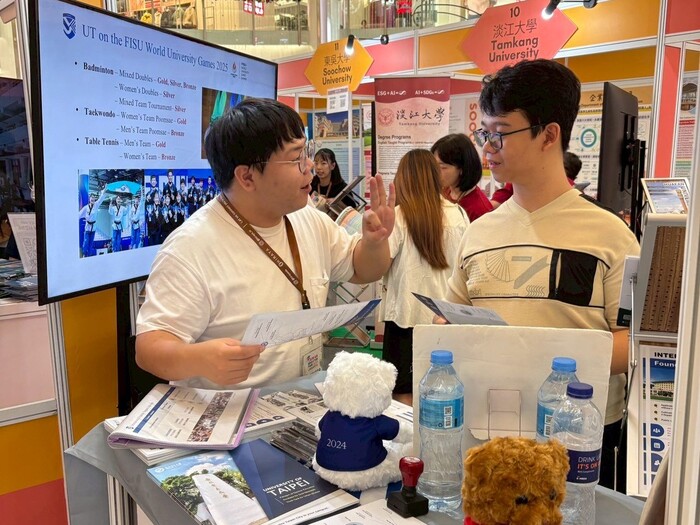 本校同仁和學生介紹本校特色圖片