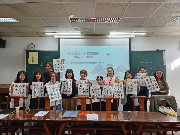 ▼2023.11.21 112-1 Chinese Language Course For Foreigners Series 11 - Experience the Beauty of Calligraphy - Spring Couplet Painting TimeImage