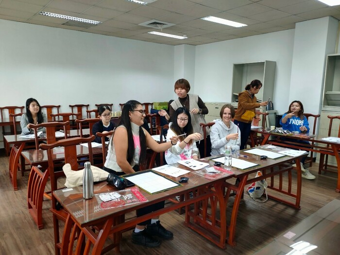 ▼2023.11.21 112-1 Chinese Language Course For Foreigners Series 11 - Experience the Beauty of Calligraphy - Spring Couplet Painting TimeImage