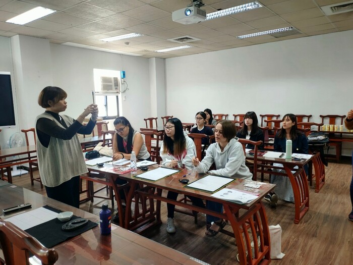 ▼2023.11.21 112-1 Chinese Language Course For Foreigners Series 11 - Experience the Beauty of Calligraphy - Spring Couplet Painting TimeImage