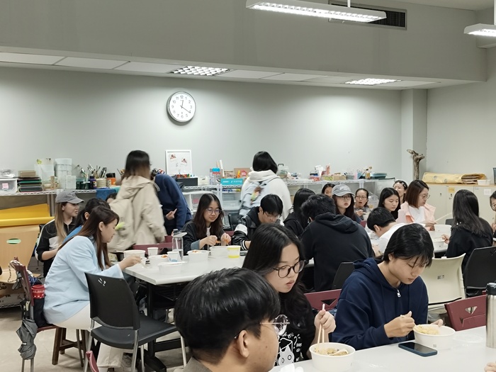 【國際處公告】2025.10.22 114-1境外生期中關懷會議暨1947年創立之雪王冰淇淋就業輔導講座 2025 Fall Semester Midterm Care Meeting for Foreign Studednts圖片