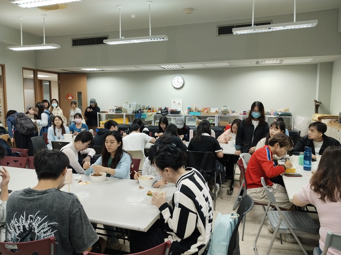 【國際處公告】2025.10.22 114-1境外生期中關懷會議暨1947年創立之雪王冰淇淋就業輔導講座 2025 Fall Semester Midterm Care Meeting for Foreign Studednts圖片